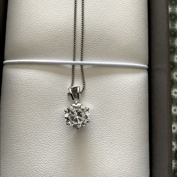 Cubic zirconia pendant and chain - Picture 1 of 3